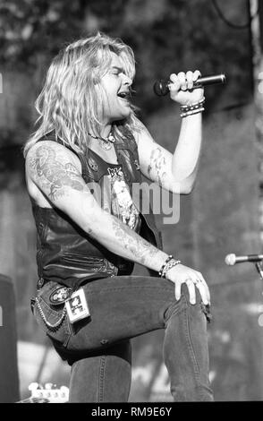 Il cantante David Roach è mostrato esibirsi sul palco durante un 'live' aspetto di concerto con Junkyard. Foto Stock