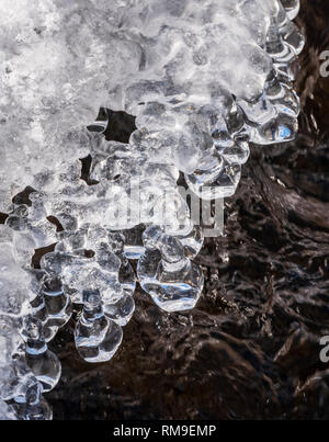 Close up di ghiaccio sul Sud Arkansas River vicino al piccolo paese di montagna di salida, Colorado, STATI UNITI D'AMERICA Foto Stock