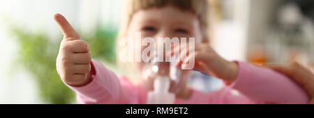 Bambino felice fa di inalazione a casa per Foto Stock