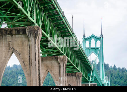 Famoso ad arco gotico supporto corda di un lungo trasporto a traliccio St Johns ponte con pilastri in calcestruzzo e smagliature che supportano il ponte acros Foto Stock