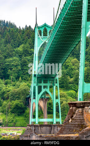 Famoso ad arco gotico supporto corda di un lungo trasporto a traliccio St Johns ponte con pilastri in calcestruzzo e smagliature che supportano il ponte acros Foto Stock