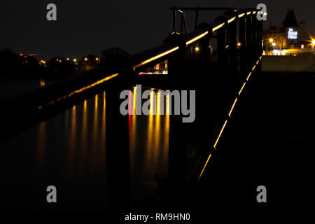 Guardando lungo il Tamigi percorso sotto il ponte Barnes alla testa del torello pub presso Barnes, London, Regno Unito Foto Stock