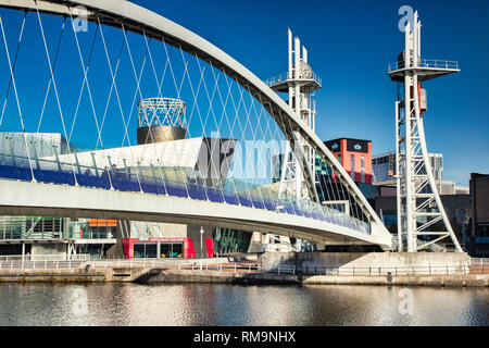 2 Novembre 2018: Salford Quays, Manchester, Regno Unito - Il Ponte di Lowry su una graziosa soleggiata giornata autunnale con cielo blu chiaro. Foto Stock