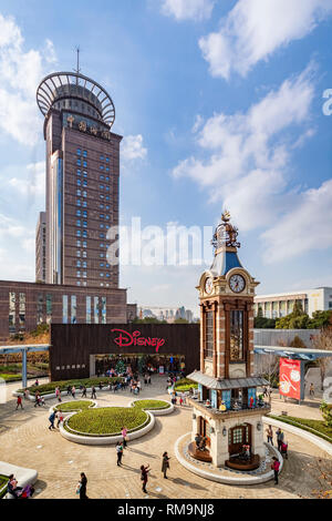 1 Dicembre 2018: Shanghai in Cina - Disney Store e la torre dell orologio nel distretto di Pudong di Shanghai con la Shanghai Pudong edificio doganale in b Foto Stock