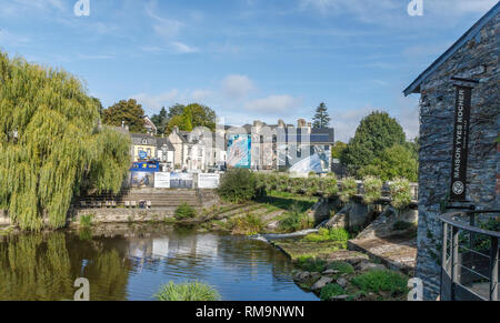 Francia, Morbihan, La Gacilly, passerella sul fiume Aff, città e Yves Rocher House durante il Festival foto di La Gacilly 2018 // Francia, Morbih Foto Stock