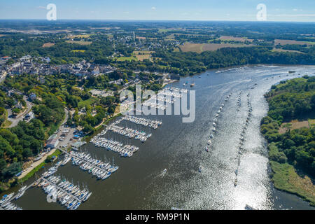 Francia, Morbihan, La Roche Bernard, vista sul fiume Vilaine e il porto per yacht (vista aerea) // Francia, Morbihan (56), La Roche-Bernard, vue sur Foto Stock