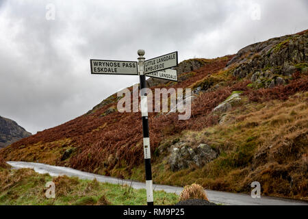 Cartello nel distretto del lago vicino Blea tarn con indicatore di luoghi locali,poco Langdale,Parco Nazionale del Distretto dei Laghi,Cumbria,Inghilterra Foto Stock