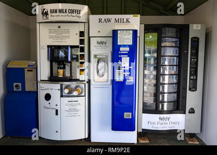 Fen Farm Dairy Latte crudo distributori automatici, Bungay, Suffolk, Regno Unito. Foto Stock