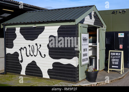 Self service di latticini, Bungay, Suffolk, Regno Unito. Foto Stock