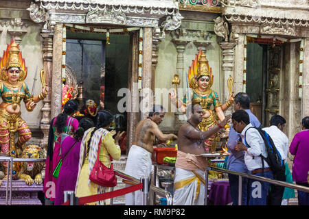 Tempio Indù Sri Vadapathira Kaliamman durante le celebrazioni Navarathiri, Singapore. Adoratori della Benedizione del sacerdote Indù fuori dell'ingresso alla Sanctua interna Foto Stock