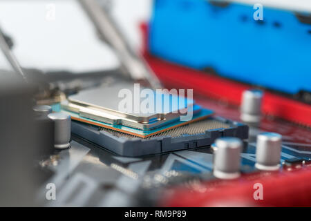 CPU su scheda principale da vicino con il fuoco selettivo Foto Stock