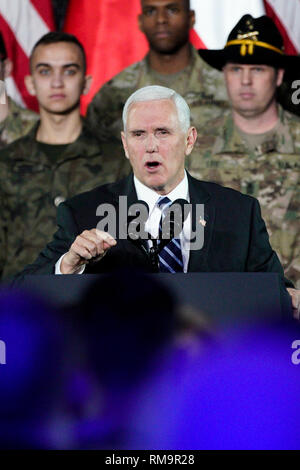 Varsavia, Polonia. Xiii Febbraio, 2019. Stati Uniti Vice Presidente Mike pence (C) parla alle truppe in una base militare a Varsavia in Polonia, il 13 febbraio, 2019. Pence la visita a Varsavia include due giorni di conferenza sul Medio Oriente co-organizzata dagli Stati Uniti e dalla Polonia, che è iniziata mercoledì pomeriggio con un'accoglienza ufficiale dei partecipanti. Credito: Jaap Arriens/Xinhua/Alamy Live News Foto Stock