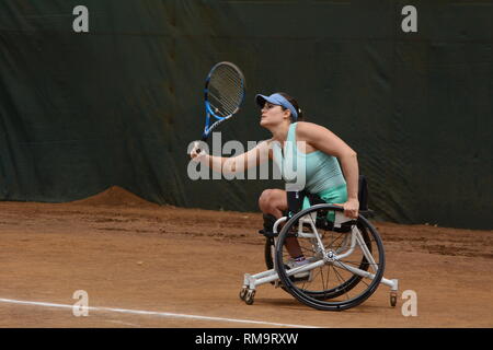 Francia Tennis in carrozzina player Emmanuelle Morch visto in azione contro il Sud Africa Mariska Venter durante Nairobi Open di tennis in carrozzella Tour. Morch ha vinto 7-6(8) 6-4 a prendere Signore unico campionato. Foto Stock