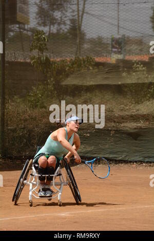 Francia Tennis in carrozzina player Emmanuelle Morch visto in azione contro il Sud Africa Mariska Venter durante Nairobi Open di tennis in carrozzella Tour. Morch ha vinto 7-6(8) 6-4 a prendere Signore unico campionato. Foto Stock