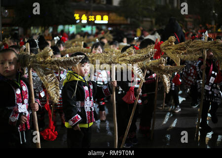 Qiandongnan, della Cina di Guizhou. Xiii Febbraio, 2019. I bambini preparano per eseguire dragon dance per celebrare la prossima festa delle lanterne, che cade il 19 febbraio di quest'anno, in Shibing County, a sud-ovest della Cina di Guizhou, Feb 13, 2019. Credito: Fang Peng/Xinhua/Alamy Live News Foto Stock