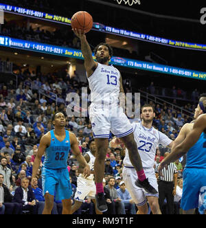 Newark, New Jersey, USA. Xiii Febbraio, 2019. Seton Hall Pirates guard Myles Powell (13) rigidi per il cestello nella prima metà nel corso degli uomini del NCAA azione tra il Seton Hall Pirates e il Georgetown Hoyas a Prudential Center a Newark, New Jersey. Duncan Williams/CSM/Alamy Live News Foto Stock