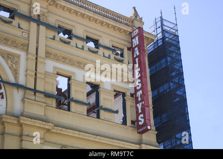 Adelaide, Australia. 14 febbraio 2019. Il Landmark Her Majesty's Theatre di Adelaide che fu costruito come il Tivoli nel 1913 è in fase di grande rinnovamento mantenendo la costruzione della facciata originale e la riapertura è prevista nel 2020 posti a sedere circa 1.500 Credito: amer ghazzal/Alamy Live News Foto Stock