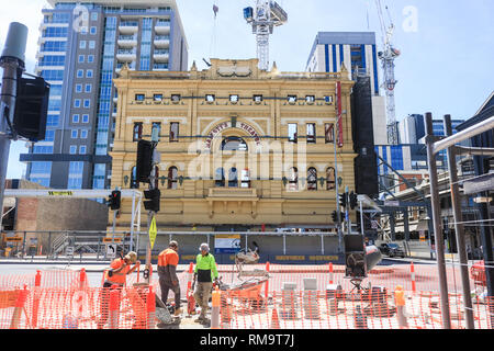 Adelaide, Australia. 14 febbraio 2019. Il Landmark Her Majesty's Theatre di Adelaide che fu costruito come il Tivoli nel 1913 è in fase di grande rinnovamento mantenendo la costruzione della facciata originale e la riapertura è prevista nel 2020 posti a sedere circa 1.500 Credito: amer ghazzal/Alamy Live News Foto Stock