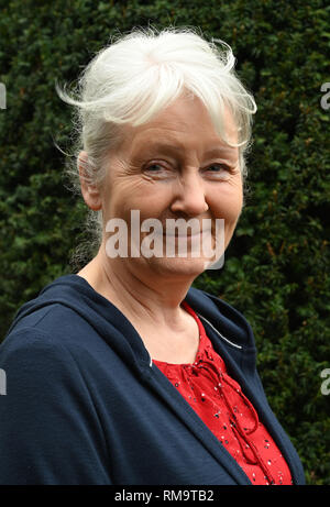 Holste, Germania. Xiii Febbraio, 2019. Gisela Ehlers si distingue per una foto nel suo giardino. Durante la catastrofe di neve 40 anni fa, il 14.2.1979, ella ha dato nascita a sua figlia Anica in un serbatoio. Tra il 13 e 18 febbraio 1979, gli allarmi di emergenza sono state suonava nel nord-ovest della Bassa Sassonia dopo intense nevicate con uragano-come i venti. Credito: Carmen Jaspersen/dpa/Alamy Live News Foto Stock