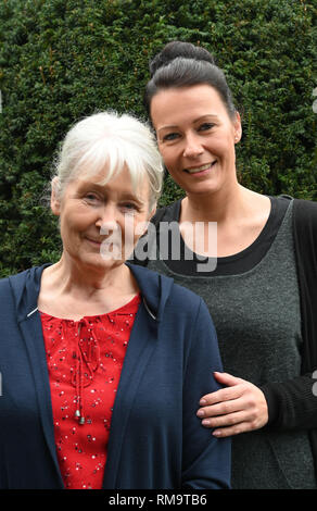 Holste, Germania. Xiii Febbraio, 2019. Gisela Ehlers (l) è abbracciato in giardino da sua figlia Anica. Durante il disastro di neve 40 anni fa, il 14.2.1979, ella ha dato nascita a Anica in un serbatoio. Tra il 13 e 18 febbraio 1979, gli allarmi di emergenza sono state suonava nel nord-ovest della Bassa Sassonia dopo intense nevicate con uragano-come i venti. Credito: Carmen Jaspersen/dpa/Alamy Live News Foto Stock