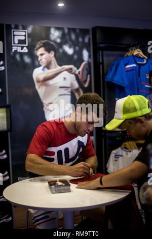 Buenos Aires, capitale federale, Argentina. Xiii Febbraio, 2019. Diego Schwartzman firma autografi per i suoi fan in Argentina aperto 2019. Credito: Roberto Almeida Aveledo/ZUMA filo/Alamy Live News Foto Stock