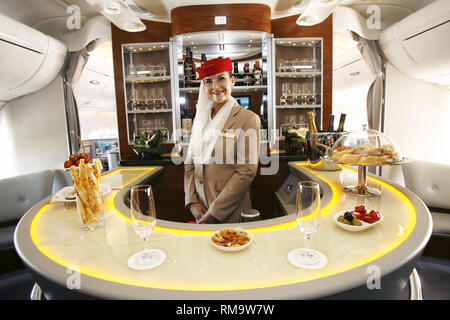 Amburgo, Germania. 28 Luglio, 2008. Un assistente di volo pone dietro il bar del primo Airbus A380, che è stato consegnato alla compagnia aerea araba "Emirates" presso l'impianto di Airbus di Amburgo, Germania, 28 luglio 2008. Il primo volo di linea avrà luogo il 01 agosto, in volo da Dubai a New York. "Emirates' ordinato 58 A380s, attualmente il più grande del mondo di aerei per il trasporto di passeggeri. Credito: MAURIZIO GAMBARINI | in tutto il mondo di utilizzo/dpa/Alamy Live News Foto Stock