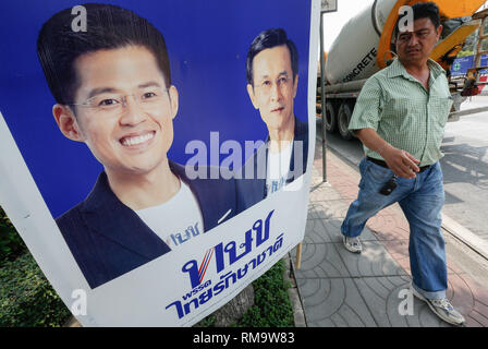 Bangkok, Tailandia. Xiv Feb, 2019. Un uomo cammina davanti a un manifesto elettorale di Preechapol Pongpanich, (L) leader della Thai grafico Raksa parte e gli Stati parti, Chaturon Chaisang in Bangkok.elezione Commissione (CE) ha inoltrato una domanda alla Corte costituzionale al fine di fare una petizione per sciogliere il Thai Raksa Chart Party (TRC) dopo aver nominato Princess Ubolratana per essere un candidato per il posto di Primo Ministro della Thailandia. Charungwit Phumma, la CE segretario generale detta ''˜l'atto viene considerato ostile al monarchyâ costituzionale (credito Immagine: © Chaiwat Subprasom/SOPA immagini via ZUM Foto Stock