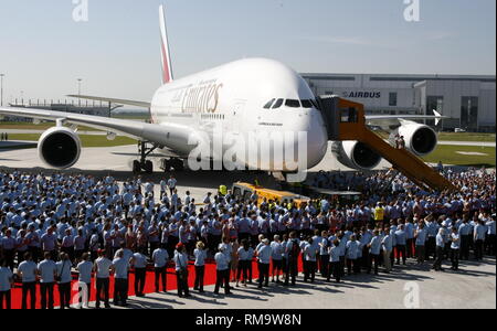 Amburgo, Germania. 28 Luglio, 2008. Airbus dipendenti frequentano la cerimonia del passaggio di consegne del primo Airbus A380 alla compagnia aerea araba "Emirates" presso l'impianto di Airbus di Amburgo, Germania, 28 luglio 2008. Il primo volo di linea avrà luogo il 01 agosto, in volo da Dubai a New York. Emirates ordinato 58 A380s, che è attualmente il più grande del mondo di aerei per il trasporto di passeggeri. Credito: MAURIZIO GAMBARINI | in tutto il mondo di utilizzo/dpa/Alamy Live News Foto Stock