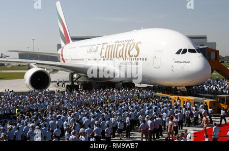 Amburgo, Germania. 28 Luglio, 2008. Airbus dipendenti frequentano la cerimonia del passaggio di consegne del primo Airbus A380 alla compagnia aerea araba "Emirates" presso l'impianto di Airbus di Amburgo, Germania, 28 luglio 2008. Il primo volo di linea avrà luogo il 01 agosto, in volo da Dubai a New York. Emirates ordinato 58 A380s, che è attualmente il più grande del mondo di aerei per il trasporto di passeggeri. Credito: MAURIZIO GAMBARINI | in tutto il mondo di utilizzo/dpa/Alamy Live News Foto Stock