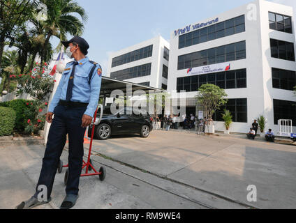 Bangkok, Tailandia. Xiv Feb, 2019. Un guardie di sicurezza visto al di fuori della Thai grafico Raksa partito sede edificio in Bangkok.elezione Commissione (CE) ha inoltrato una domanda alla Corte costituzionale al fine di fare una petizione per sciogliere il Thai Raksa Chart Party (TRC) dopo aver nominato Princess Ubolratana per essere un candidato per il posto di Primo Ministro della Thailandia. Charungwit Phumma, la CE segretario generale detta ''˜l'atto viene considerato ostile al monarchyâ costituzionale Credito: Chaiwat Subprasom SOPA/images/ZUMA filo/Alamy Live News Foto Stock