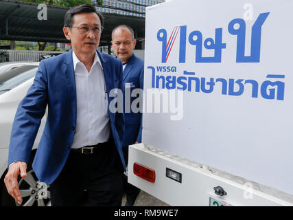 Bangkok, Tailandia. Xiv Feb, 2019. I membri di Thai Raksa partito grafico Chaturon Chaisang e Nattawut Saikuar, arriva al Thai grafico Raksa partito sede a Bangkok.elezione Commissione (CE) ha inoltrato una domanda alla Corte costituzionale al fine di fare una petizione per sciogliere il Thai Raksa Chart Party (TRC) dopo aver nominato Princess Ubolratana per essere un candidato per il posto di Primo Ministro della Thailandia. Charungwit Phumma, la CE segretario generale detta ''˜l'atto viene considerato ostile al monarchyâ costituzionale Credito: Chaiwat Subprasom SOPA/images/ZUMA filo/Alamy Live News Foto Stock