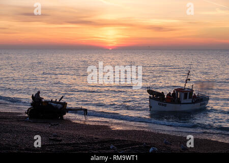 Hastings, East Sussex, Regno Unito. Xiv Feb, 2019. Regno Unito: Meteo Hastings barca da pesca di essere lanciato a sunrise. Hastings ha la più grande spiaggia-lanciato della flotta da pesca in Europa. Credito: Carolyn Clarke/Alamy Live News Foto Stock