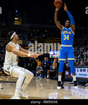 Hass Pavilion Berkeley CALIFORNIA, STATI UNITI D'AMERICA. Xiii Febbraio, 2019. CA U.S.A. UCLA Bruins guard David Singleton (34) prende un colpo durante il NCAA di pallacanestro degli uomini di gioco tra UCLA Bruins e la California Golden Bears 75-67 le ore di lavoro straordinario vincere a Hass Pavilion Berkeley in California Thurman James/CSM/Alamy Live News Foto Stock