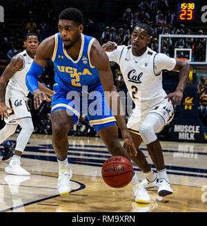 Hass Pavilion Berkeley CALIFORNIA, STATI UNITI D'AMERICA. Xiii Febbraio, 2019. CA U.S.A. UCLA Bruins avanti Cody Riley (2) rigidi per il cestello durante il NCAA di pallacanestro degli uomini di gioco tra UCLA Bruins e la California Golden Bears 75-67 le ore di lavoro straordinario vincere a Hass Pavilion Berkeley in California Thurman James/CSM/Alamy Live News Foto Stock