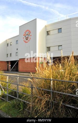 Blackpool, Regno Unito. Xiv Feb, 2019. Blackpool Football Club è stato ora messo in amministrazione controllata dalla High Court di essere vendute a pagare alcuni dei £22 milioni dovuti dagli attuali proprietari, la famiglia Oyston, agli ex azionista ed ex-direttore business lettone uomo Valeri Belokon. Il club si trova di fronte a un possibile punto di 12 deduzione dalla English Football League(EFL) inviando il club dalla loro posizione corrente (8a) verso il basso fino ad appena sopra la lega una zona retrocessione.Nella foto il Bloomfield Road di massa. Kev Walsh Alamy/Live News Foto Stock