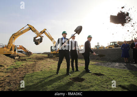 Dublino, Irlanda. 14 feb 2019. Primo Ministro irlandese An Taoiseach, Leo Varadkar TD e il ministro irlandese dei Trasporti, il turismo e lo sport, Shane Ross TD pone per i fotografi durante il sito web ufficiale di sod-girando per l'aeroporto di Dublino la nuova pista nord, giovedì 14 febbraio, 2019. Aeroporto di Dublino rivendica la sua nuova seconda pista crea più di 2 miliardi di euro in attività economica nel corso dei prossimi 24 anni. Credito: Paolo McErlane/Alamy Live News Foto Stock