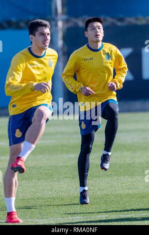 Barcellona, Spagna. Xiv Feb, 2019. Wu Lei (R) della Cina prende parte ad aprire la sessione di formazione del campionato spagnolo team RCD Espanyol di Barcellona, Spagna, il 14 febbraio, 2019. Credito: Joan Gosa/Xinhua/Alamy Live News Foto Stock
