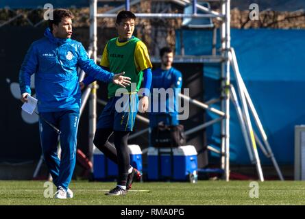 Barcellona, Spagna. Xiv Feb, 2019. Wu Lei (C) della Cina prende parte ad aprire la sessione di formazione del campionato spagnolo team RCD Espanyol di Barcellona, Spagna, il 14 febbraio, 2019. Credito: Joan Gosa/Xinhua/Alamy Live News Foto Stock