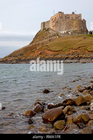 Lindisfarne Castle, Isola Santa, Northumberland, Inghilterra, Regno Unito. 14 febbraio 2019. Centinaia di visitatori discendere su di Isola Santa come il ponteggio è stata finalmente rimossa dall'esterno delle mura del castello dopo quattro anni di accurati lavori di ristrutturazione e di conservazione. Il costo del lavoro di oltre tre milioni di sterline e coinvolto la rimozione e ripristino 108 finestre. Credito: Arch bianco/Alamy Live News Foto Stock