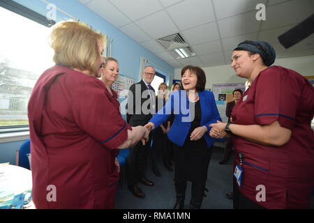 Kilmarnock, Regno Unito. Il 14 febbraio 2019.(L-R) Linda Rimmer - levatrice; Jean Davis - levatrice; Colin McDowall - Chief Executive South Lanarkshire consiglio; Segretario della salute - Jeane Freeman; Attica Wheeler - Testa di ostetricia associare Direttore infermiere, NHS Ayrshire e Arran. La trasformazione di maternità e cure neonatali in tutta la Scozia armadio Segretario per la salute Jeane Freemanl visite Crosshouse Hospital di NHS Ayrshire e Arran ad annunciare un £12 milioni di investimenti che garantirà le mamme, i neonati e gli altri membri della famiglia sono tutti supportati dalla gravidanza alla nascita e dopo. Questo include il test di un nuovo modello Foto Stock