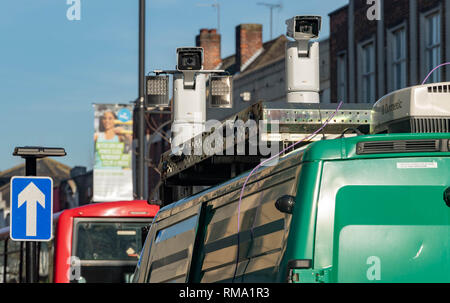 Romford Londra 14 febbraio 2019. La seconda della Metropolitan Police prove, al di fuori di Romford stazione ferroviaria, del controverso vivere la tecnologia di riconoscimento facciale, ha avuto luogo. È attratto international l interesse dei media con le troupe da Al Jazeera, il Giappone e la Francia, tra gli altri, che copre il periodo di prova. Il riconoscimento facciale scansione telecamere il passaggio di pedoni e se qualcuno di loro sono su una polizia 'watch list' essi sarà interrotta. L'ultima prova a Romford ha portato a cinque arresti. Credito: Ian Davidson/Alamy Live News Foto Stock