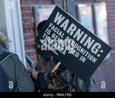 Romford Londra 14 febbraio 2019. La seconda della Metropolitan Police prove, al di fuori di Romford stazione ferroviaria, del controverso vivere la tecnologia di riconoscimento facciale, ha avuto luogo. È attratto international l interesse dei media con le troupe da Al Jazeera, il Giappone e la Francia, tra gli altri, che copre il periodo di prova. Il riconoscimento facciale scansione telecamere il passaggio di pedoni e se qualcuno di loro sono su una polizia 'watch list' essi sarà interrotta. L'ultima prova a Romford ha portato a cinque arresti. Credito: Ian Davidson/Alamy Live News Foto Stock