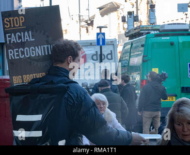 Romford Londra 14 febbraio 2019. La seconda della Metropolitan Police prove, al di fuori di Romford stazione ferroviaria, del controverso vivere la tecnologia di riconoscimento facciale, ha avuto luogo. È attratto international l interesse dei media con le troupe da Al Jazeera, il Giappone e la Francia, tra gli altri, che copre il periodo di prova. Il riconoscimento facciale scansione telecamere il passaggio di pedoni e se qualcuno di loro sono su una polizia 'watch list' essi sarà interrotta. L'ultima prova a Romford ha portato a cinque arresti. Credito: Ian Davidson/Alamy Live News Foto Stock