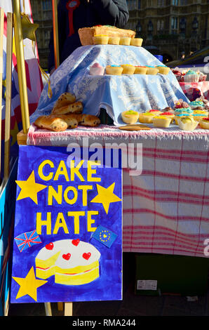 Londra, 14 feb 2019. Centinaia di persone si rivolgono a anti-Brext proteste, accompagnato da un numero minore o pro-Brexit lasciare significa lasciare i manifestanti. La torta non odio torta in stallo Foto Stock