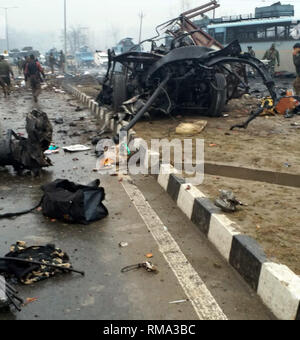 Srinagar Kashmir. Xiv Feb, 2019. Indiano esercito di soldati lasciare bus di ispezione delle truppe dopo un'esplosione in Pampore. Sicurezza i funzionari dicono che almeno 30 soldati sono stati uccisi e 20 altri feriti da una grande esplosione che ha colpito un convoglio paramilitari su un tasto autostrada sulla periferia della regione contesa principale della città di Srinagar. Credito: Sofi Suhail/Alamy Live News Foto Stock