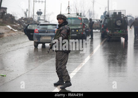 Srinagar, Indiano-controllato del Kashmir. Xiv Feb, 2019. Esercito indiano troopers guardia vicino al sito di un attentato suicida che il convoglio di riserva centrale forza di polizia (CRPF) vicino Lethpora villaggio nel distretto di Pulwama, circa 27 km a sud di Srinagar city, la capitale estiva di Indiano-Kashmir controllata, 14 febbraio, 2019. Almeno 30 CRPF troopers paramilitari sono stati uccisi in un suicidio bombardamenti auto in irrequieta indiano-Kashmir controllata, hanno detto i funzionari di giovedì. Circa 30 altri sono riportati per essere feriti nell' attentato. Credito: Javed Dar/Xinhua/Alamy Live News Foto Stock