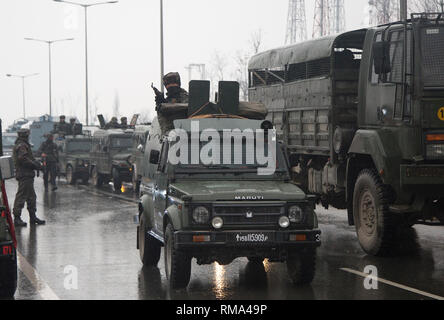 Srinagar, Indiano-controllato del Kashmir. Xiv Feb, 2019. Esercito indiano troopers guardia vicino al sito di un attentato suicida che il convoglio di riserva centrale forza di polizia (CRPF) vicino Lethpora villaggio nel distretto di Pulwama, circa 27 km a sud di Srinagar city, la capitale estiva di Indiano-Kashmir controllata, 14 febbraio, 2019. Almeno 30 CRPF troopers paramilitari sono stati uccisi in un suicidio bombardamenti auto in irrequieta indiano-Kashmir controllata, hanno detto i funzionari di giovedì. Circa 30 altri sono riportati per essere feriti nell' attentato. Credito: Javed Dar/Xinhua/Alamy Live News Foto Stock