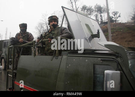 Srinagar, Indiano-controllato del Kashmir. Xiv Feb, 2019. Esercito indiano troopers guardia vicino al sito di un attentato suicida che il convoglio di riserva centrale forza di polizia (CRPF) vicino Lethpora villaggio nel distretto di Pulwama, circa 27 km a sud di Srinagar city, la capitale estiva di Indiano-Kashmir controllata, 14 febbraio, 2019. Almeno 30 CRPF troopers paramilitari sono stati uccisi in un suicidio bombardamenti auto in irrequieta indiano-Kashmir controllata, hanno detto i funzionari di giovedì. Circa 30 altri sono riportati per essere feriti nell' attentato. Credito: Javed Dar/Xinhua/Alamy Live News Foto Stock