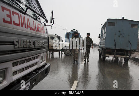 Srinagar, Indiano-controllato del Kashmir. Xiv Feb, 2019. Paramilitari indiano troopers guardia vicino al sito di un attentato suicida che il convoglio di riserva centrale forza di polizia (CRPF) vicino Lethpora villaggio nel distretto di Pulwama, circa 27 km a sud di Srinagar city, la capitale estiva di Indiano-Kashmir controllata, 14 febbraio, 2019. Almeno 30 CRPF troopers paramilitari sono stati uccisi in un suicidio bombardamenti auto in irrequieta indiano-Kashmir controllata, hanno detto i funzionari di giovedì. Circa 30 altri sono riportati per essere feriti nell' attentato. Credito: Javed Dar/Xinhua/Alamy Live News Foto Stock