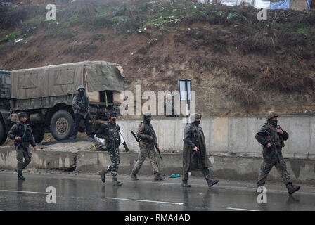 Srinagar, Indiano-controllato del Kashmir. Xiv Feb, 2019. Paramilitari indiano troopers guardia vicino al sito di un attentato suicida che il convoglio di riserva centrale forza di polizia (CRPF) vicino Lethpora villaggio nel distretto di Pulwama, circa 27 km a sud di Srinagar city, la capitale estiva di Indiano-Kashmir controllata, su 14 Febbraio, 2019. Almeno 30 CRPF troopers paramilitari sono stati uccisi in un suicidio bombardamenti auto in irrequieta indiano-Kashmir controllata, hanno detto i funzionari di giovedì. Circa 30 altri sono riportati per essere feriti nell' attentato. Credito: Javed Dar/Xinhua/Alamy Live News Foto Stock